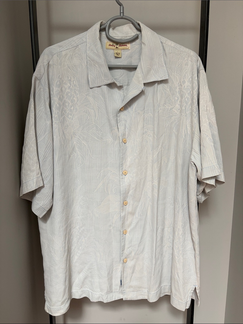 Tommy Bahama Men's Pale blue 100%silk Tropical hawaiian shirt . classic